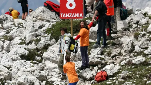 20090705 - TRE CIME DI LAVAREDO (DOLOMITI - MISURINA - BELLUNO) - HUM - G8: AFRICA, CATENA UMANA TRE CIME LAVAREDO PER SOLIDARIETA' - Un pezzo di catena umana attorno alle Tre Cime di Lavaredo nel settore 8 chiamato Tanzania questa mattina 05 luglio 2009. La catena umana è stata suddivisa in 10 settori, tutti rappresentanti uno stato diverso dell'Africa. Piu' di 6 mila persone hanno partecipato oggi alla manifestazione 'Le Dolomiti abbracciano l'Africa', gigantesco girotondo attorno alle Tre Cime di Lavaredo, organizzato da varie associazioni no profit con lo scopo di inviare ai capi di governo del G8 un messaggio per l'Africa. ANSA / ANDREA SOLERO / DBA