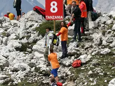 20090705 - TRE CIME DI LAVAREDO (DOLOMITI - MISURINA - BELLUNO) - HUM - G8: AFRICA, CATENA UMANA TRE CIME LAVAREDO PER SOLIDARIETA' - Un pezzo di catena umana attorno alle Tre Cime di Lavaredo nel settore 8 chiamato Tanzania questa mattina 05 luglio 2009. La catena umana è stata suddivisa in 10 settori, tutti rappresentanti uno stato diverso dell'Africa. Piu' di 6 mila persone hanno partecipato oggi alla manifestazione 'Le Dolomiti abbracciano l'Africa', gigantesco girotondo attorno alle Tre Cime di Lavaredo, organizzato da varie associazioni no profit con lo scopo di inviare ai capi di governo del G8 un messaggio per l'Africa. ANSA / ANDREA SOLERO / DBA