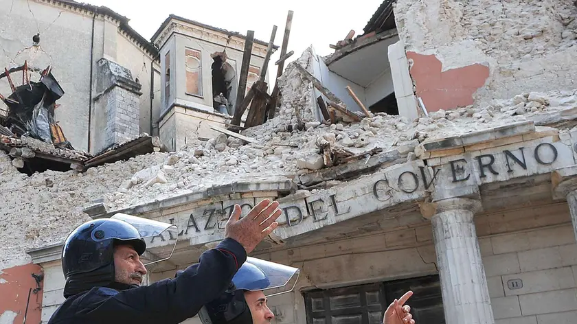 Il palazzo della Prefettura de L’Aquila pesantemente danneggiato dal terremoto del 2009