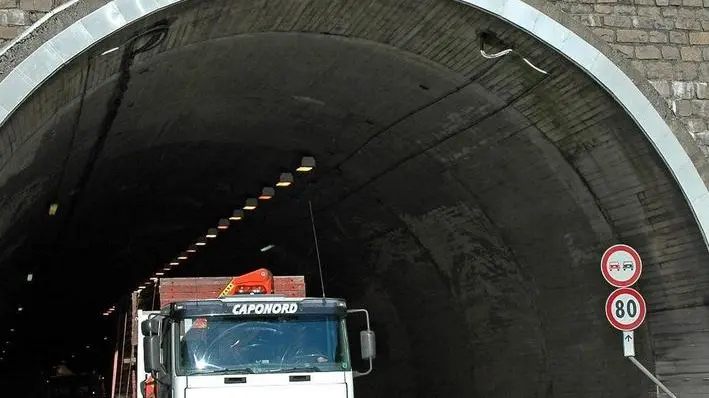 Santo Stefano di Cadore, 20 luglio 2006, la galleria Comelico lungo la strada regionale 355 da Auronzo a S. Stefano. Lato S. Stefano - L'imbocco della galleria del Comelico