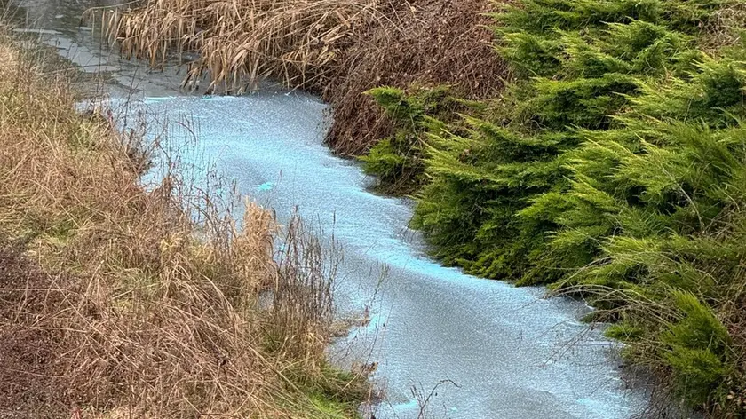 L'acqua del rio Ponach colorata di blu dalla polvere antincendio