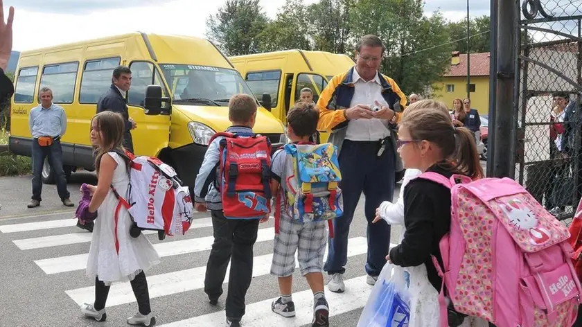 Belluno, 13 settembre 2010. Primo giorno per gli scuolabus della cssa. I bambini delle elementari di Giamosa - Alcuni momenti dell'avvio della scuola nel comune capoluogo. A sinistra i bambini delle elementari all'uscita di scuola si apprestano a salire sui nuovi scuolabus, al centro il sindaco a Mussoi e gli alunni a Giamosa