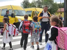 Belluno, 13 settembre 2010. Primo giorno per gli scuolabus della cssa. I bambini delle elementari di Giamosa - Alcuni momenti dell'avvio della scuola nel comune capoluogo. A sinistra i bambini delle elementari all'uscita di scuola si apprestano a salire sui nuovi scuolabus, al centro il sindaco a Mussoi e gli alunni a Giamosa