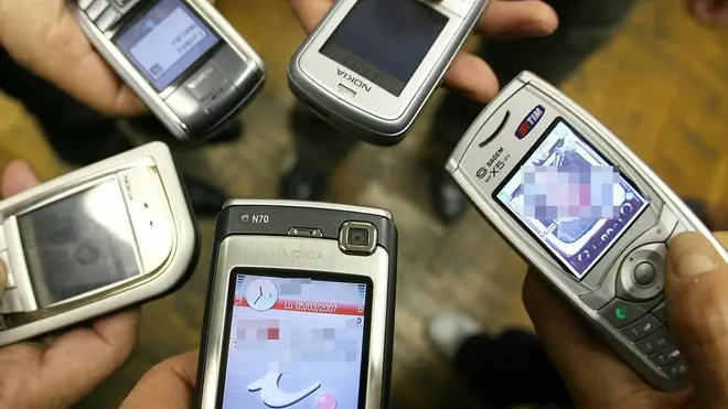 20080731 - ROMA - HUM - TLC: AGCOM E ANTITRUST APRONO INDAGINE SU SMS E MMS - Ragazzi posano per una foto con i loro telefoni cellulari, in una immagine del 20 giugno 2007. L'Autorita' per le tlc e l'Antitrust hanno avviato un'indagine conoscitiva sui servizi Sms, Mms e sui servizi in mobilita'. Lo annuncia una nota congiunta nella quale si specifica che l'intervento mira a raccogliere e analizzare informazioni e documentazione ''relative ai prezzi e alle modalita' di offerta dei servizi in questione''. ANSA/ARCHIVIO/FRANCO SILVI/i52