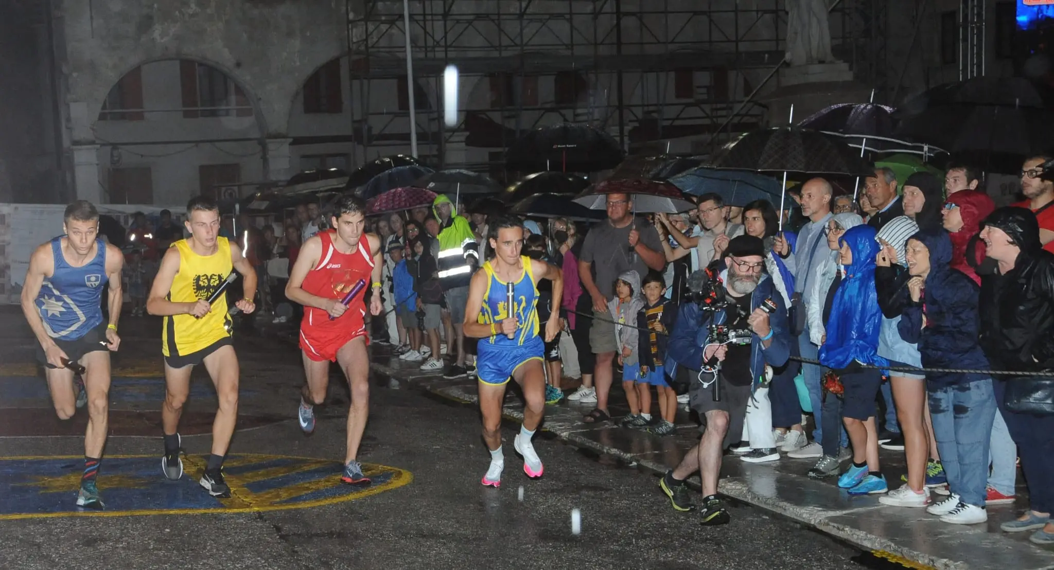 La corsa a staffetta in piazza Maggiore