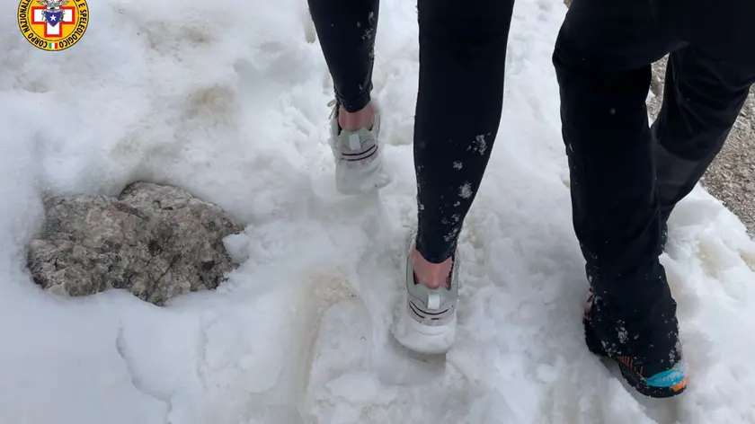 Escursionisti in scarpe da ginnastica su ghiaccio e neve
