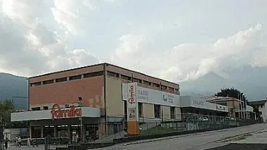 A sinistra il Famila della Zuecca A destra il nuovo ipermercato