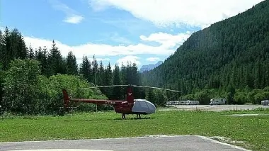 La nuova piazzola in zona Codivilla e (a sinistra) quella di Fiames che sarà sostituita