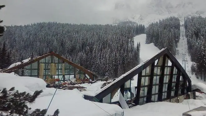 Il palasport di Sappada dopo l'ulteriore crollo di lunedi' sera