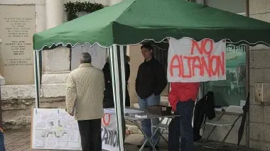 Il sindaco Vaccari (di spalle) al gazebo del movimento No Altanon