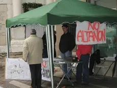 Il sindaco Vaccari (di spalle) al gazebo del movimento No Altanon