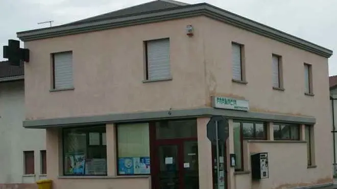 La farmacia di Mas e il sindaco De Cian. A Sedico, si parla di riorganizzazione dei servizi sociali