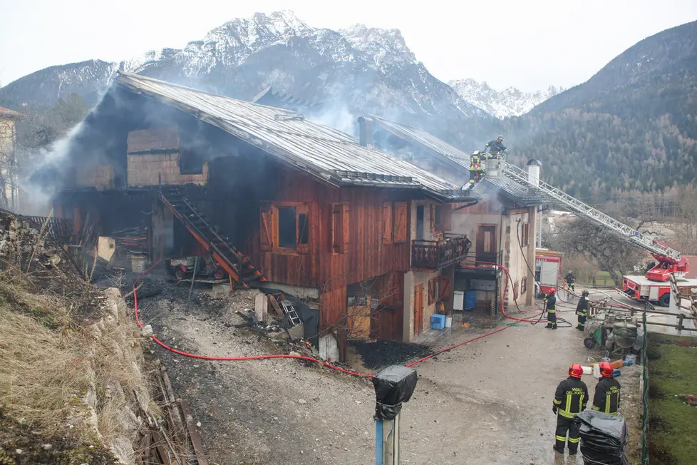 Incendio di una casa a Vallesella di Domegge di Cadore in via Piduel.