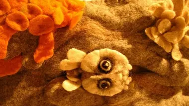 Piccoli e curiosi oggetti a colori nati dalla lavorazione sapiente della lana