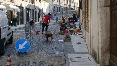 Il cantiere per la sistemazione del porfido ieri in via Mezzaterra