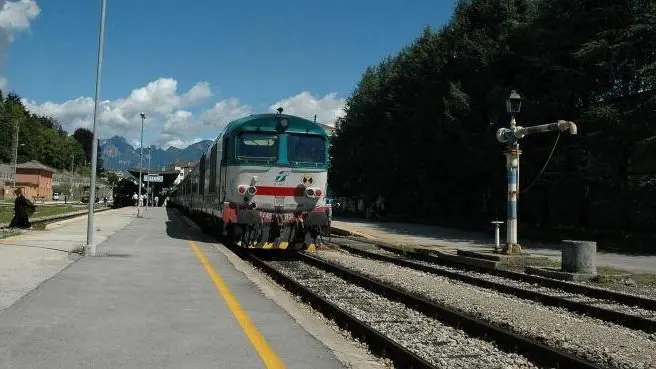 Treno regionale per Calalzo spinto dal locomotore D445 1124. - Un treno in arrivo nella stazione di Calalzo