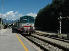 Treno regionale per Calalzo spinto dal locomotore D445 1124. - Un treno in arrivo nella stazione di Calalzo