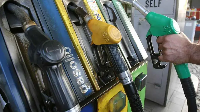 20061014 - PONTEDERA - PISA - ECO - FISCO: SU BENZINA, LUCE E GAS LE TASSE PIU' ODIATE. Un distributore di carburante a Pontedera (Pisa). Le tasse piu' mal digerite dagli italiani sono quelle che si e' 'costretti' a pagare sui consumi principali, come per la benzina e l'energia elettrica - senza tenere conto delle differenze di reddito. E' quanto emerge dallo studio di Contribuenti.it che nello stilare la top ten delle imposte piu' odiate mette al primo posto le forme di prelievo indiretto. In altre la parole, le accise su benzina e le imposte su luce e gas, seguite da Ici, canone Rai, Tarsu, ticket sanitari, mentre l'imposta sui redditi e' all'ultimo posto della classifica. Per gli italiani, infatti, l'Irpef e' la tassa meno odiata dal momento che ''sembra logico ..partecipare al prelievo fiscale collettivo - spiega l'associazione - in maniera progressiva rispetto al reddito percepito durante l'anno''...FRANCO SILVI - ANSA - KRZ
