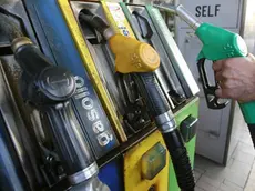 20061014 - PONTEDERA - PISA - ECO - FISCO: SU BENZINA, LUCE E GAS LE TASSE PIU' ODIATE. Un distributore di carburante a Pontedera (Pisa). Le tasse piu' mal digerite dagli italiani sono quelle che si e' 'costretti' a pagare sui consumi principali, come per la benzina e l'energia elettrica - senza tenere conto delle differenze di reddito. E' quanto emerge dallo studio di Contribuenti.it che nello stilare la top ten delle imposte piu' odiate mette al primo posto le forme di prelievo indiretto. In altre la parole, le accise su benzina e le imposte su luce e gas, seguite da Ici, canone Rai, Tarsu, ticket sanitari, mentre l'imposta sui redditi e' all'ultimo posto della classifica. Per gli italiani, infatti, l'Irpef e' la tassa meno odiata dal momento che ''sembra logico ..partecipare al prelievo fiscale collettivo - spiega l'associazione - in maniera progressiva rispetto al reddito percepito durante l'anno''...FRANCO SILVI - ANSA - KRZ