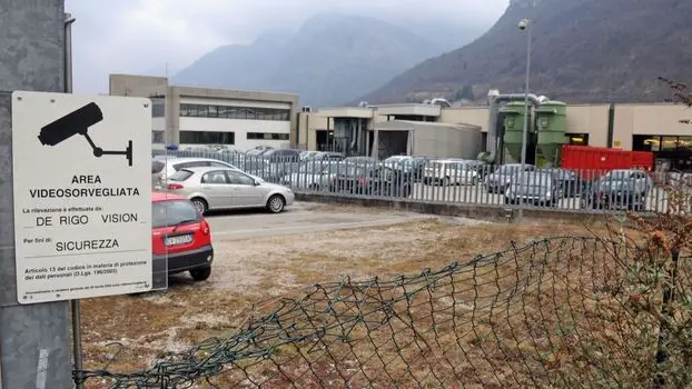 Furto di occhiali alla De Rigo di Longarone. I ladri sono entrati dal retro dell stabilimento scavalcando la rete e forzando la porta della caldaia