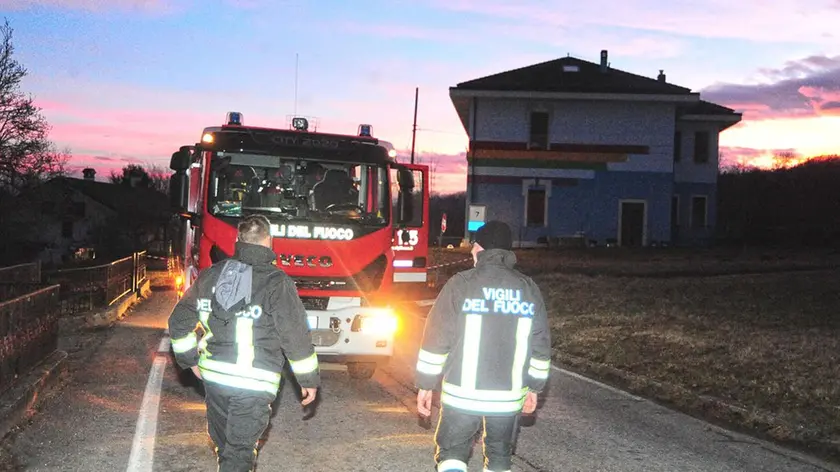 I vigili del fuoco al lavoro in via Fratelli Caldart a Sospirolo per individuare la fuga di gas (foto Perona)