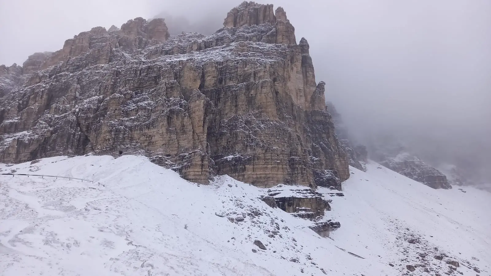 Crollo delle temperature e cime imbiancate nella notte tra venerdì e sabato 17 settembre. Le immagini dai rifugi, dal Sellaronda bike day, dal Cai e dagli appassionati