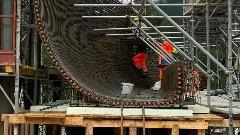 La pista di bob in costruzione per le Olimpiadi, infiamma la polemica sull’uso dei fondi per i Comuni di Confine