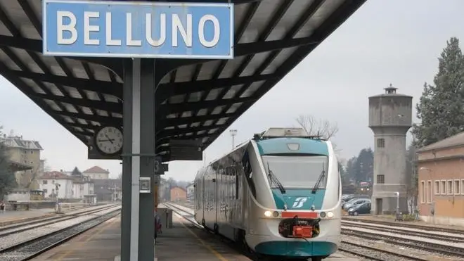 Belluno, 10 dicembre 2007. Alla stazione di Belluno arriva il nuovo servizio navetta di trenitalia Il Minuetto