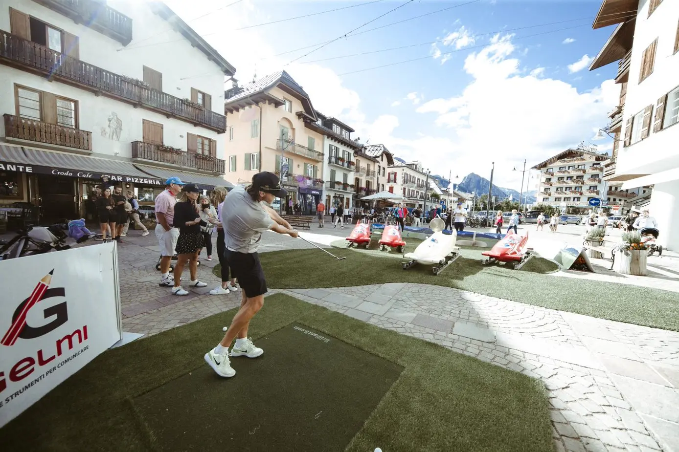 La buca in Piazza Pittori fratelli Ghedina realizzata con i bob del Bob Club Cortina