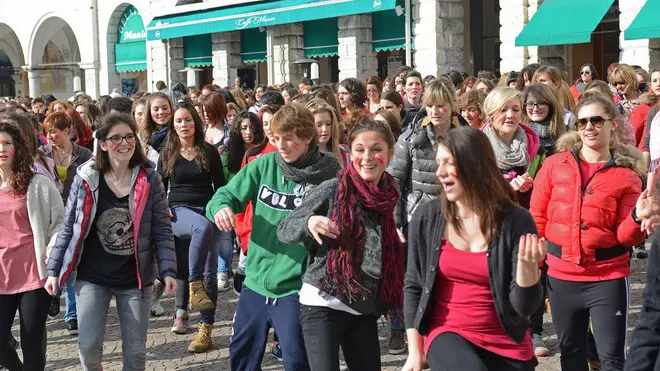 FLASH MOB IN PIAZZA MARTIRI CONTRO LA VIOLENZA SULLE DONNE