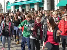 FLASH MOB IN PIAZZA MARTIRI CONTRO LA VIOLENZA SULLE DONNE