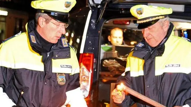 Belluno, 12 dicembre 2009. l'amministrazione comunale lancia la nuova sfida alla sicurezza sulle strade inaugurando posti di blocco composti da vigili urbani e polizia