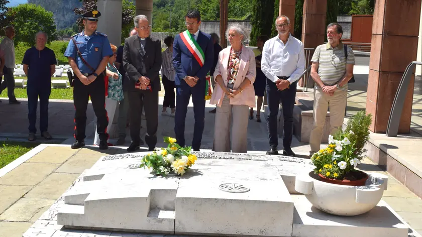 La cerimonia al cimitero delle vittime del Vajont a Fortogna per la presentazione del libro
