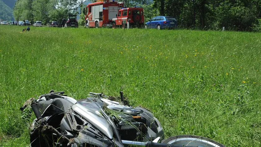 La moto di Alessandro Bighignoli dopo lo schianto con una cerva lungo l’Agordina a Candaten