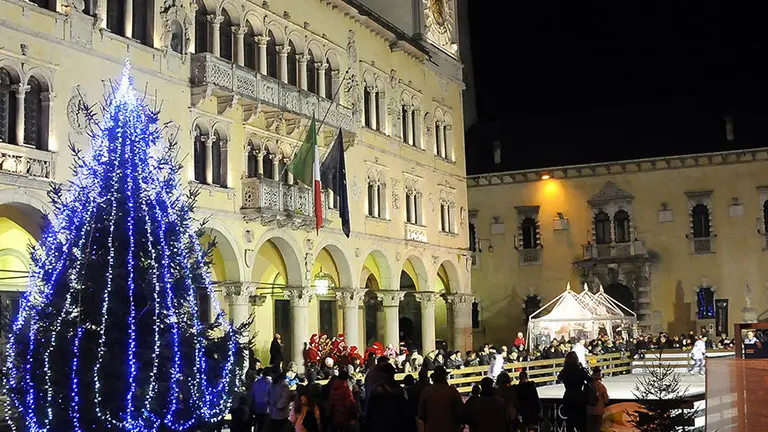 Inaugurazione della pista d pattinaggio su ghiaccio in piazza duomo