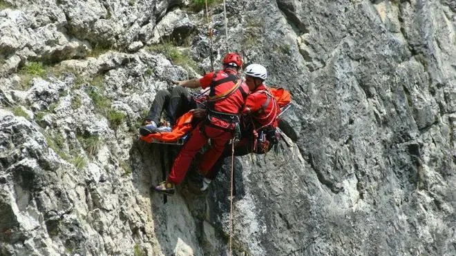 Castello di Andraz (Belluno), 14 luglio 2007. Esercitazione della delegazione bellunese del soccorso alpino con impiego di elicotteri e rocciatori.