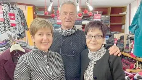 Roberto Bortolazzo con la moglie Nadia ( destra) e la dipendente Eliana