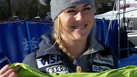 Lindsey Vonn con la maglia di Dona un sorriso