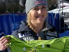 Lindsey Vonn con la maglia di Dona un sorriso