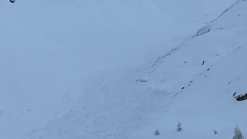 Il Soccorso alpino sul luogo della valanga a Passo Giau
