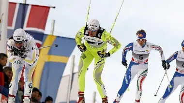 A sinistra la svedese Charlotte Kalla guida l’inseguimento alla Kowalczyk davanti a Majdic, Longa e Follis. Sopra lo sprint tutto azzurro per il podio tra Arianna Follis e un’esultante Marianna Longa. A destra lo svizzero Dario Cologna soddisfatto per la vittoria nella Cortina-Dobbiaco