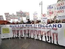 Un gruppo di imprenditori appartenente a Confcommercio, Confartigianato e CNA del Friuli Venezia Giulia espone uno striscione e cartelli di protesta, al termine della manifestazione in occasione della Giornata della Mobilitazione delle Piccole e Medie Imprese a Trieste, 28 gennaio 2013. Nel dossier di 30 pagine di Rete Imprese, presentato dal presidente di turno Carlo Sangalli, al primo punto figura la riduzione della pressione fiscale (in particolare archiviazione Iva, razionalizzazione dell'Irpef, taglio dell'Irap, revisione della riscossione coattiva); rilievo anche al nodo del credito alle imprese, oltre al proseguimento dell'azione di semplificazione, sviluppo del mercato del lavoro (lancio del nuovo apprendistato, sostegno al welfare contrattuale bilaterale, stop a solidarietà impropria tra i settori, con la revisione dei versamenti per l'indennità di malattia a carico di comparti, come commercio e artigianato, il cui tiraggio è basso). ANDREA LASORTE/ANSA