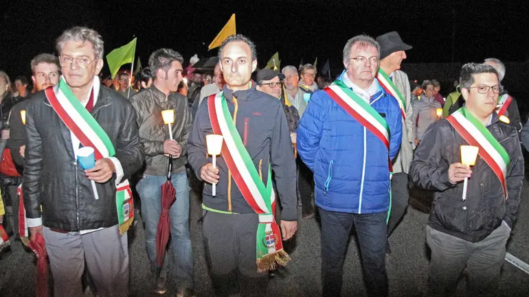 Fiaccolata a Lentiai contro il depuratore