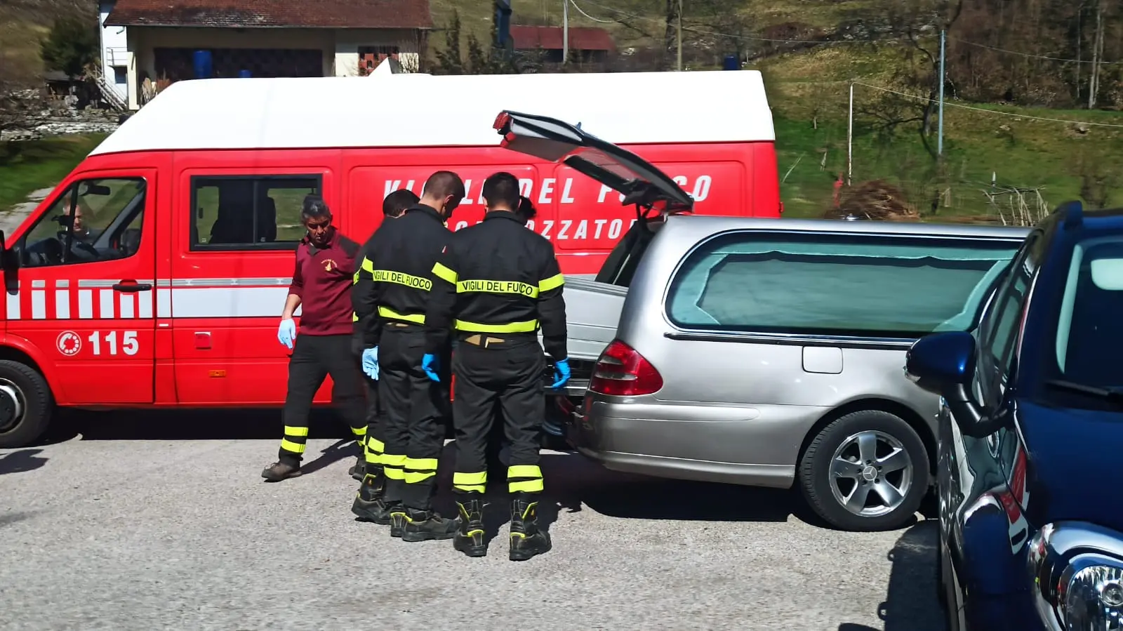 La salma di Italo Todesco viene carcata sul carro funebre dopo il recupero nel lago di Senaiga