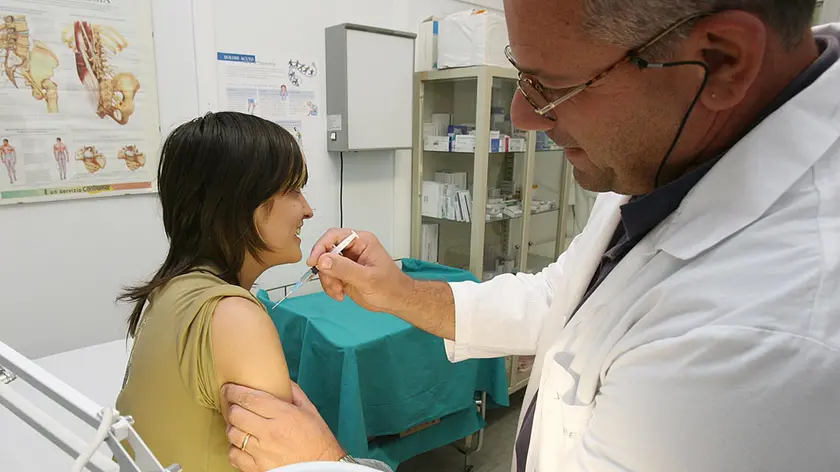 La somministrazione del siero: quest'anno il caso Fluad ha bloccato la campagna vaccinale