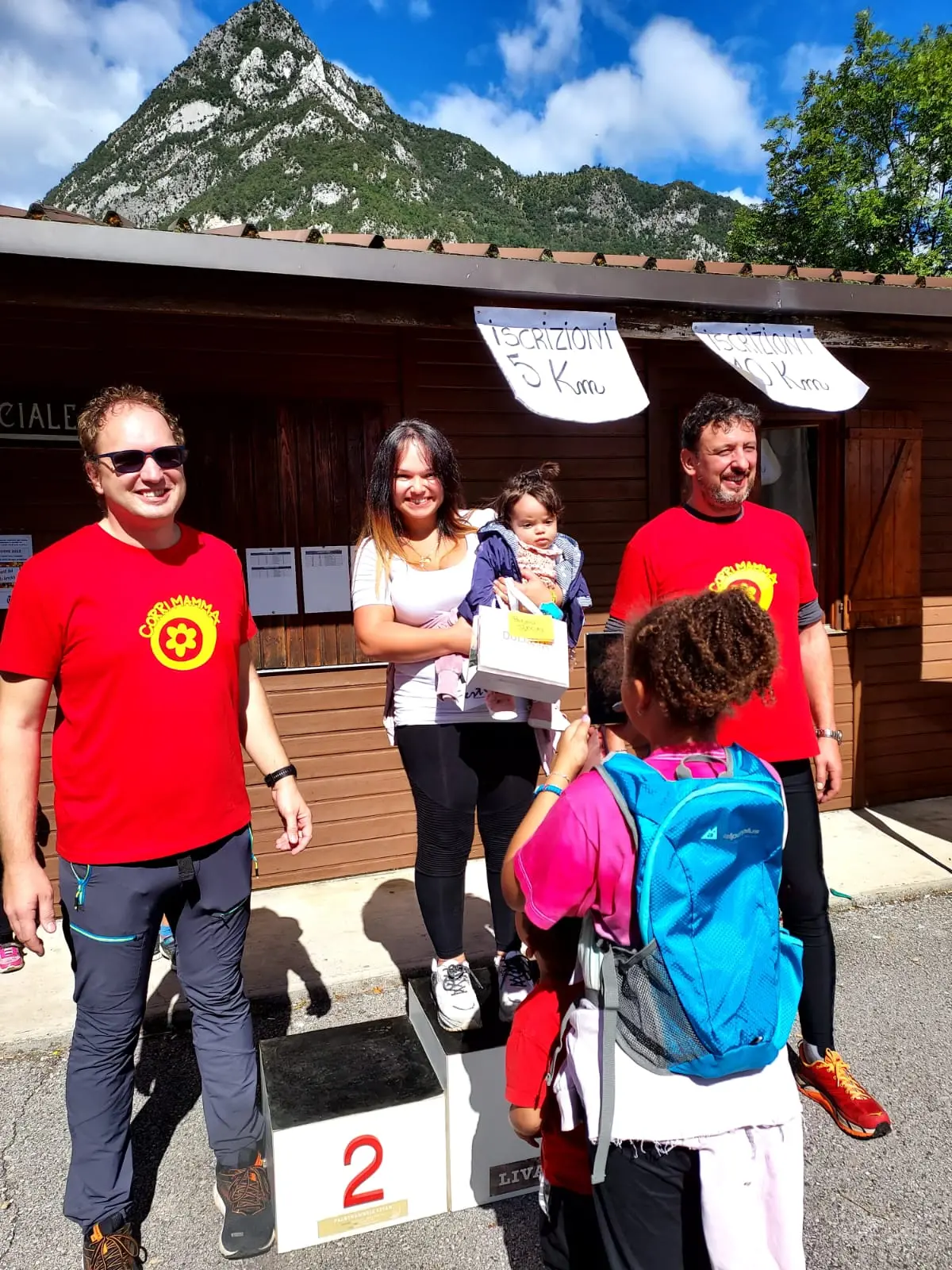 Igor De Fina ed Elena Andrich sono i più veloci nel trail da 15 km della “Corri mamma”, la non competitiva organizzata dal comitato genitori di Sospirolo. Tre i percorsi. Sul tracciato intermedio, da 10 km, i vincitori sono risultati Manuele Favrello (Cyril Frezza, in testa alla gara, ha sbagliato percorso) ed Erica Casanova. Sui 5 km vittorie per gli adulti Alberto Roccabella e Martina Balzan e per i ragazzini Gioele Finco e Camilla Zandegiacomo.