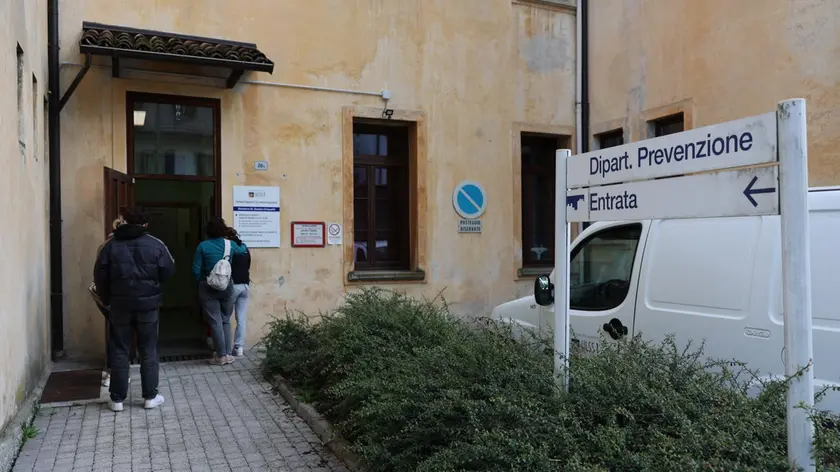 Ragazzi al Dipartimento di prevenzione dell'Ulss 1 a Feltre in attesa di sottoporsi alla valutazione