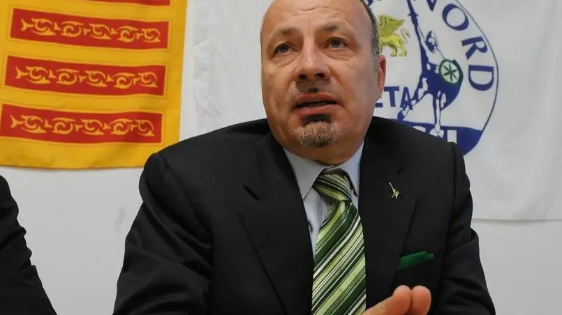 Roberto Maroni in conferenza stampa nella sede della Lega. Franco Gidoni
