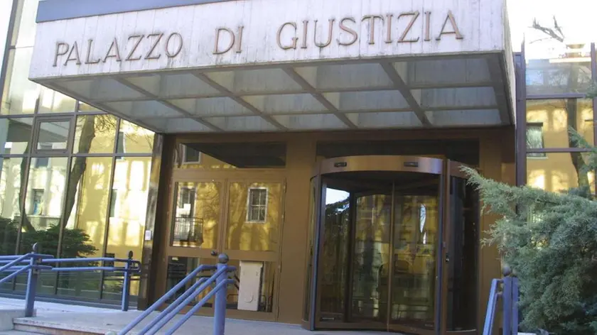 Una veduta del palazzo di giustizia di Belluno, dove ieri si e' tenuta l'udienza per la violenza alla disabile