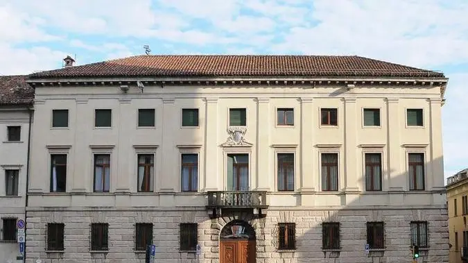 Palazzo Piloni, sede della Provincia di Belluno, senza le bandiere esposte - In alto la sede dell'ente a Palazzo Piloni A sinistra il consiglio provinciale che entro fine mese vota il bilancio